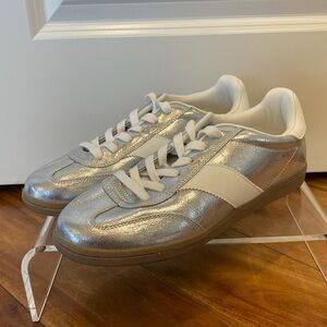 NEW Universal Thread Spencer Silver and White Sneakers Size 10